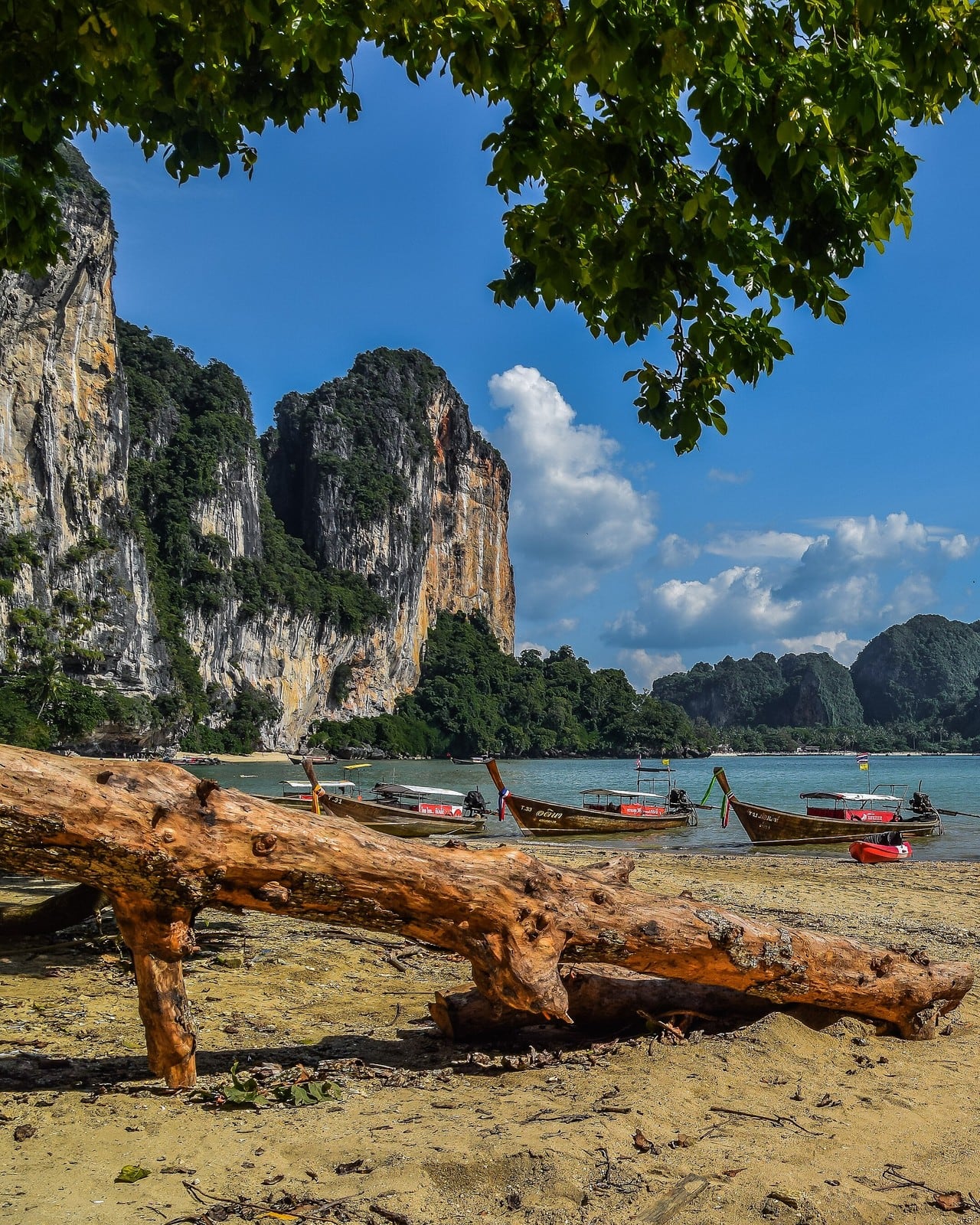 กระบี่ น้ำใสจนเห็นเงาเรือหางยาว จากอ่าวมาหยาถึงหาดไร่เลย์และต้นไทร · 📷 Diego Delso, Krzysztof Golik, kallerna / Wikimedia Commons (CC BY-SA 3.0, CC BY-SA 4.0)