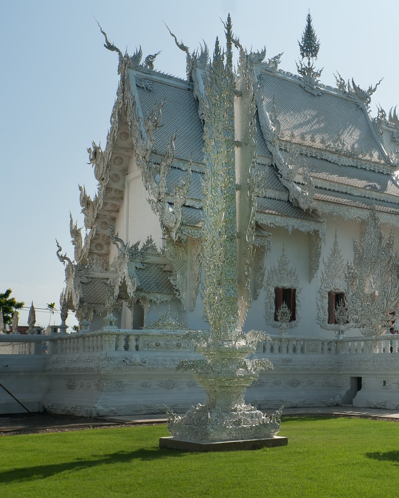 วัดร่องขุ่น ขาวทั้งวัดจนต้องหรี่ตา ยิ่งวันฟ้าใสยิ่งสวย · 📷 Ddalbiez, Hans-Jürgen Neubert / Wikimedia Commons (CC BY-SA 3.0, CC BY 4.0)