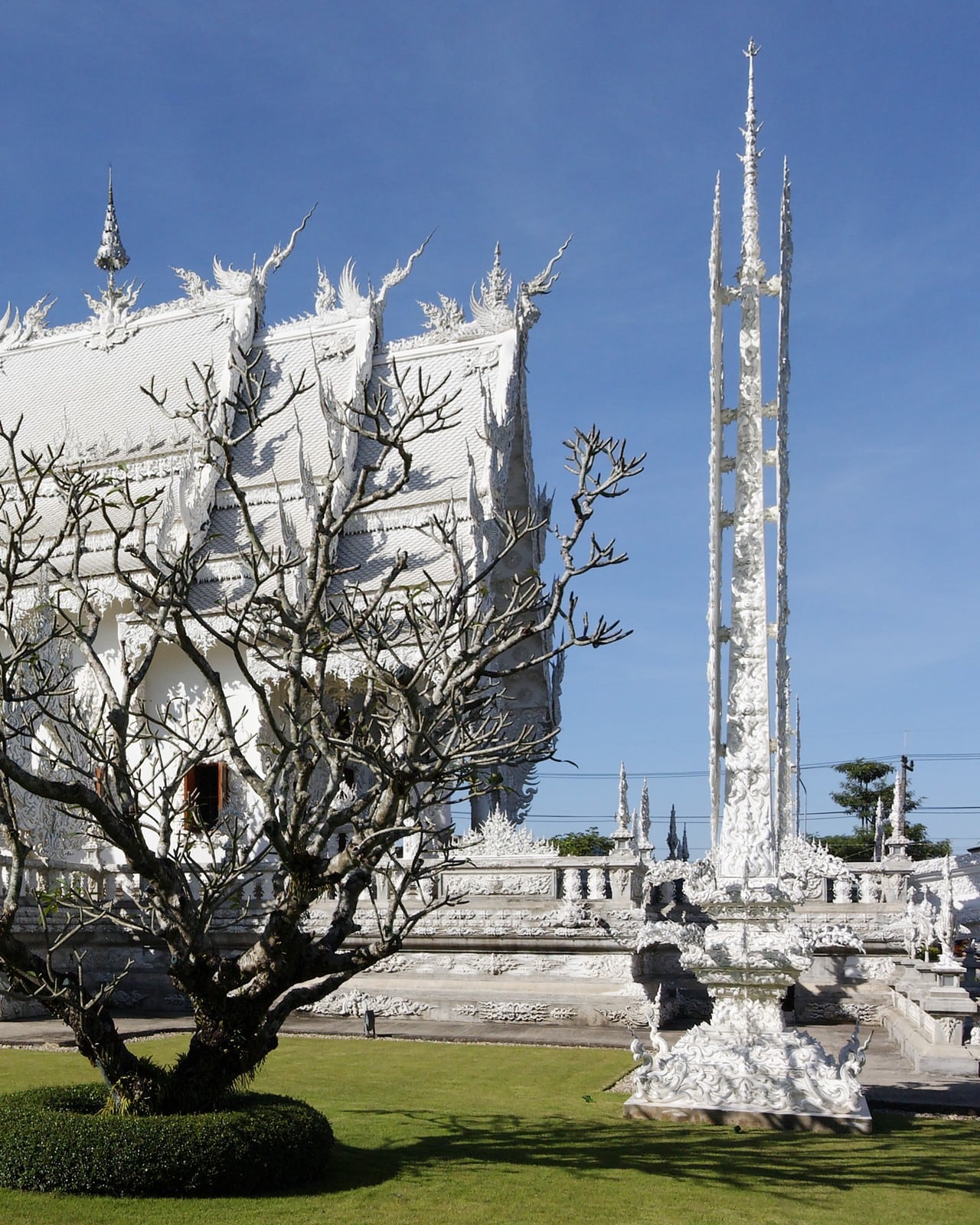วัดร่องขุ่น ขาวทั้งวัดจนต้องหรี่ตา ยิ่งวันฟ้าใสยิ่งสวย · 📷 Ddalbiez, Hans-Jürgen Neubert / Wikimedia Commons (CC BY-SA 3.0, CC BY 4.0)