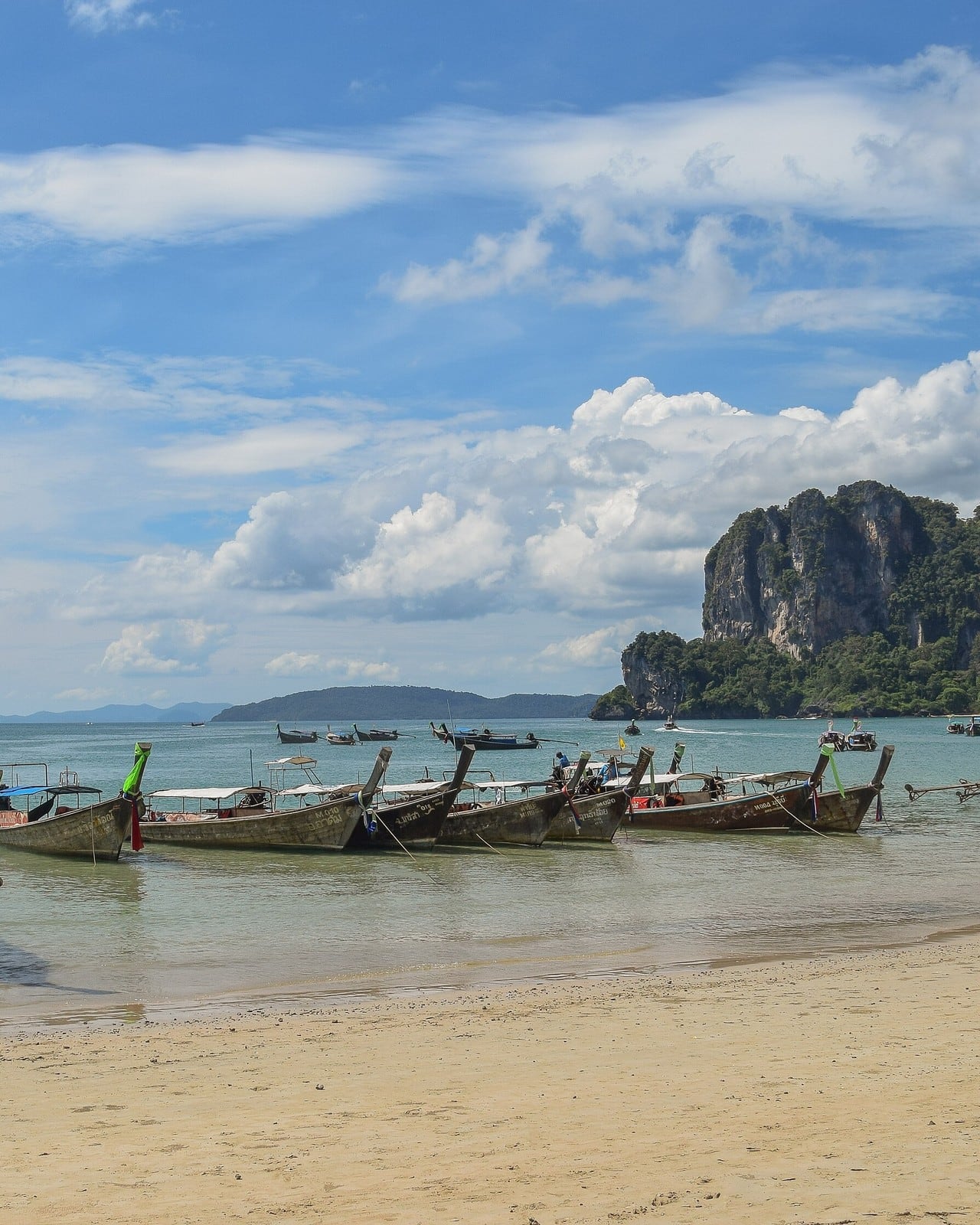กระบี่ น้ำใสจนเห็นเงาเรือหางยาว จากอ่าวมาหยาถึงหาดไร่เลย์และต้นไทร · 📷 Diego Delso, Krzysztof Golik, kallerna / Wikimedia Commons (CC BY-SA 3.0, CC BY-SA 4.0)