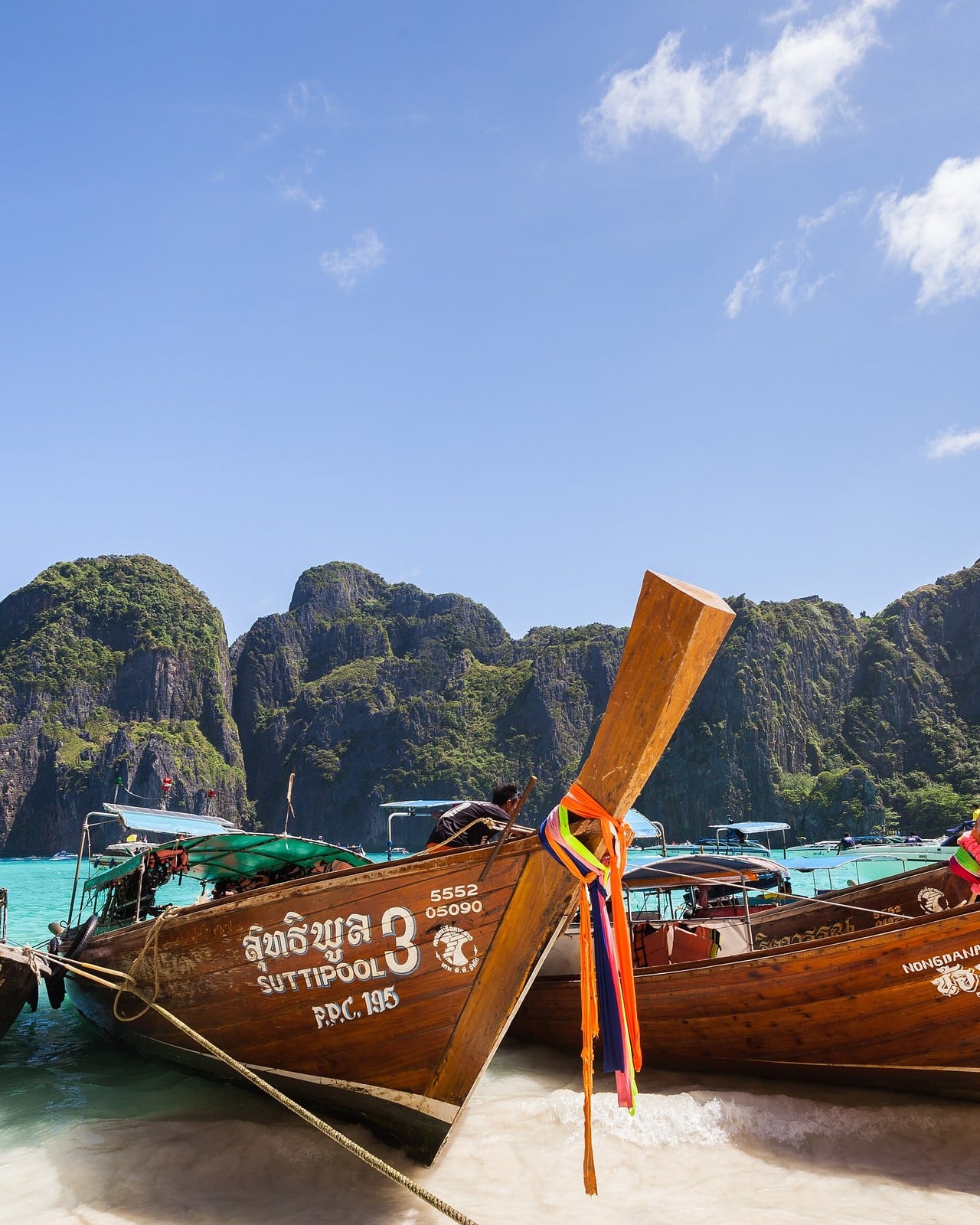 กระบี่ น้ำใสจนเห็นเงาเรือหางยาว จากอ่าวมาหยาถึงหาดไร่เลย์และต้นไทร · 📷 Diego Delso, Krzysztof Golik, kallerna / Wikimedia Commons (CC BY-SA 3.0, CC BY-SA 4.0)