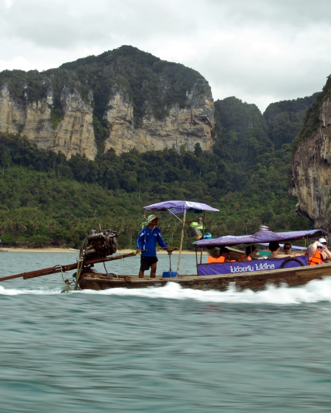 กระบี่ น้ำใสจนเห็นเงาเรือหางยาว จากอ่าวมาหยาถึงหาดไร่เลย์และต้นไทร · 📷 Diego Delso, Krzysztof Golik, kallerna / Wikimedia Commons (CC BY-SA 3.0, CC BY-SA 4.0)